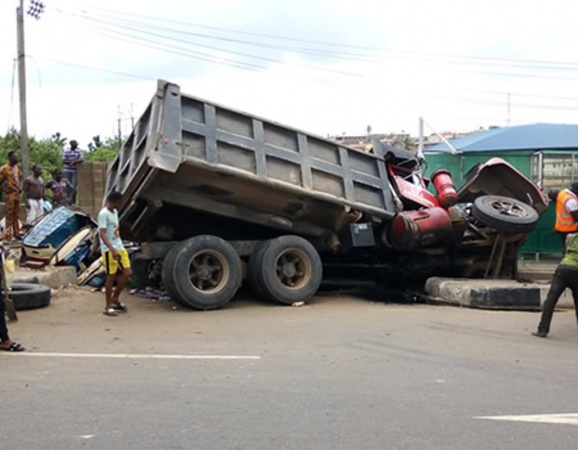 Truck with fail break crushes a woman in front of father’s hotel in Ogun