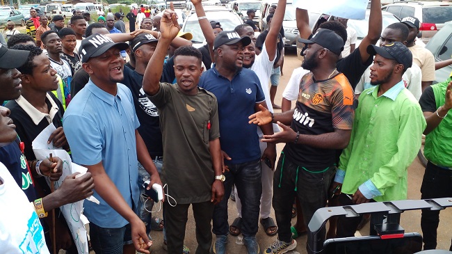 ASUU strike: University students block Lagos- Ibadan expressway